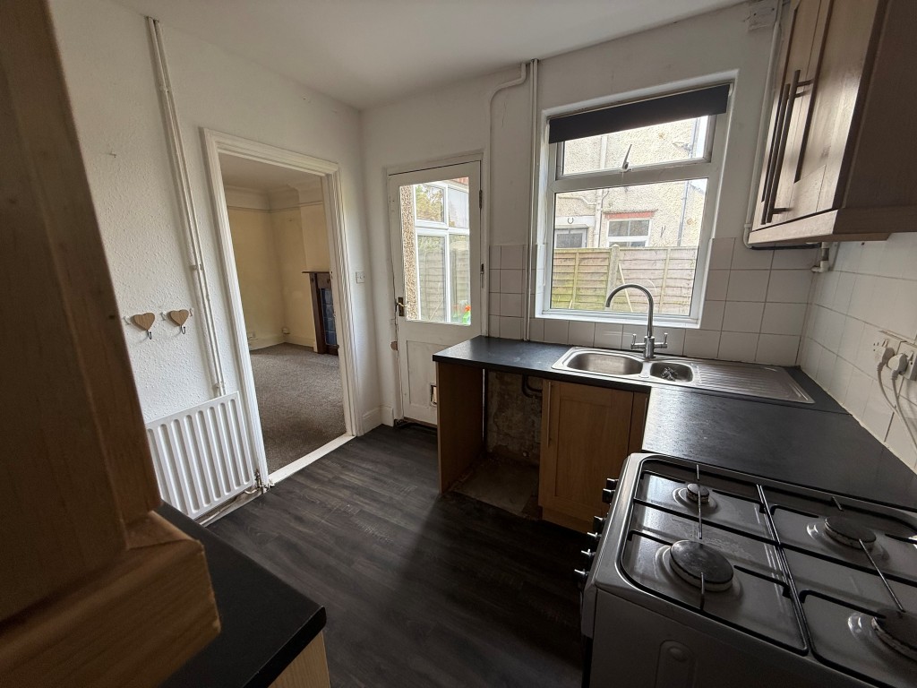 Lot: 143 - TWO-BEDROOM SEMI-DETACHED HOUSE WITH DRIVEWAY - Other view of kitchen with window and doors to garden